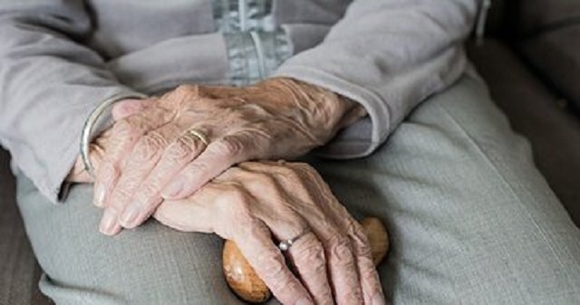 Пожилых россиян в пансионе заставили спать голыми на деревянных кроватях