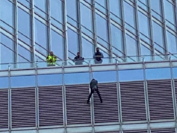 Мужчина устроил переполох в Чикаго – свесился с Trump Tower и выдвинул требование Трампу