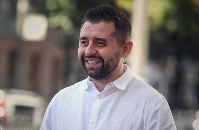 Арахамия обнаружил странный предмет под колесом своего авто и вызвал взрывотехников