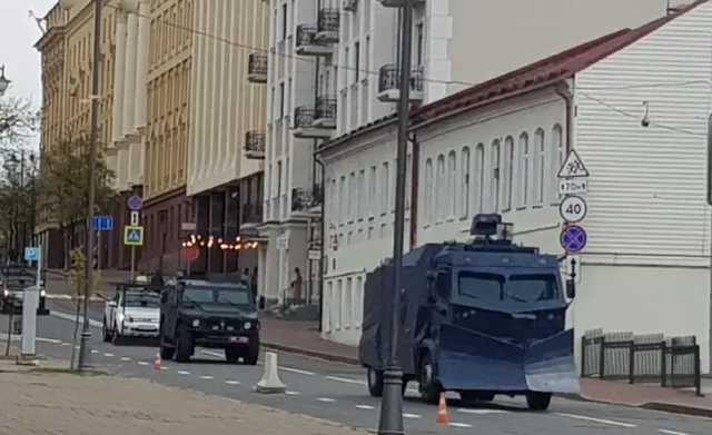 В Минске отключили интернет, стягивают спецназ и военную технику