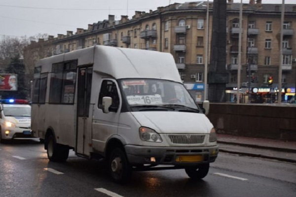 В Николаеве полицейские бесцеремонно вытолкали из маршрутки пассажира без маски: опубликовано видео