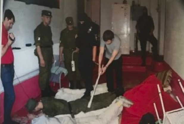 «Воткнул нож в шею»