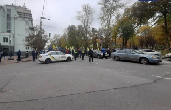 Потасовка между «евробляхерами» и полицией произошла у Рады
