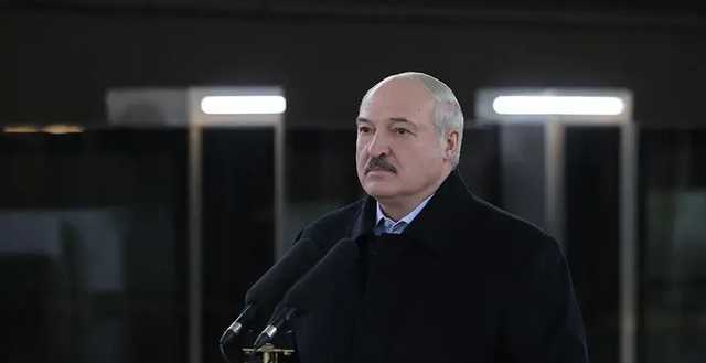 На фоне протестов Лукашенко ездит в машине с личным врачом