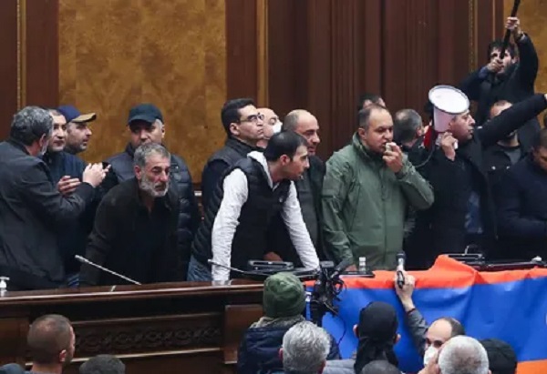В Армении оппозиция попробует отменить решение о прекращении войны в Карабахе