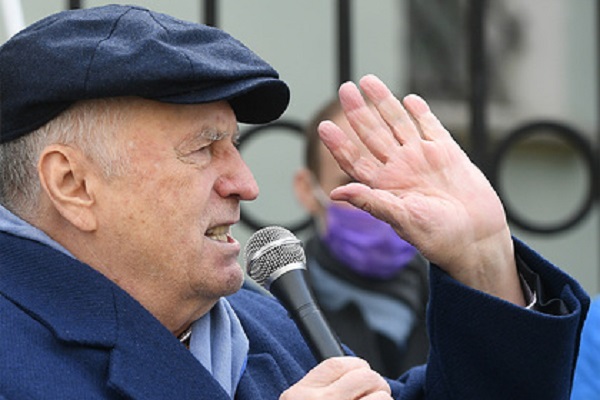 Жириновский предложил оставить Навального в Германии и аннулировать его паспорт
