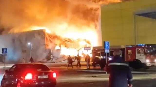 Крупный пожар в торговом центре в Рязани попал на видео