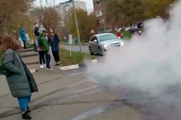 Четырех детей обожгло кипятком из-за прорыва трубы на улице в Подмосковье