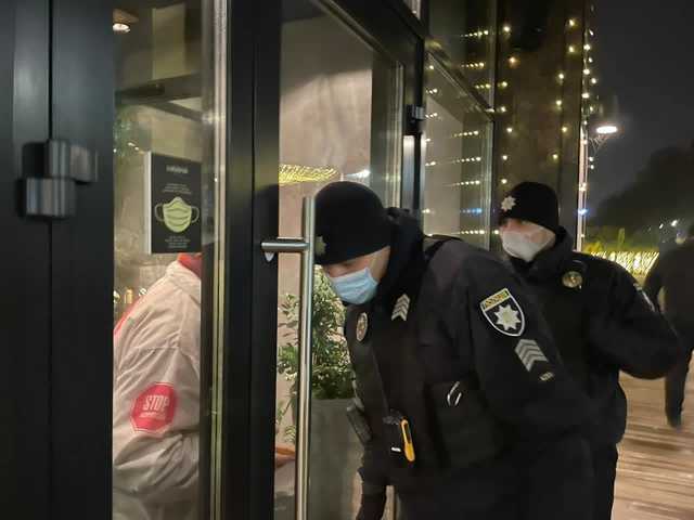 Выломали двери и уложили лицом на пол: в Киеве жестко "наказали" нарушителей карантина