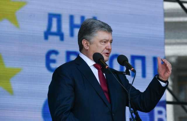 Депутаты-порошенковцы пытались въехать в подъезд многоэтажки на внедорожнике