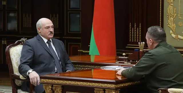 Лукашенко потребовал от военных заставить молодежь «родину любить»