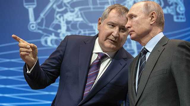 Рогозин "прикрывается" газеткой?
