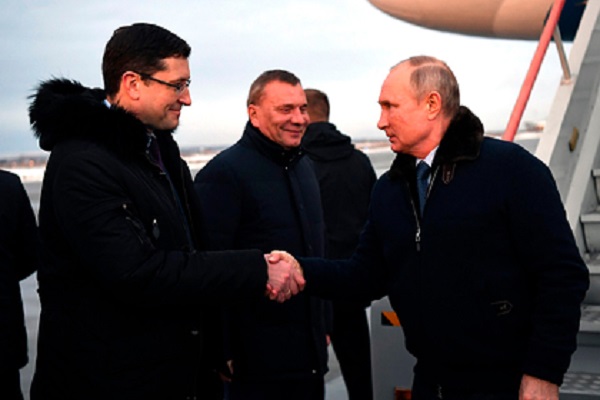 Песков объяснил присутствие Путина без маски на публичном мероприятии