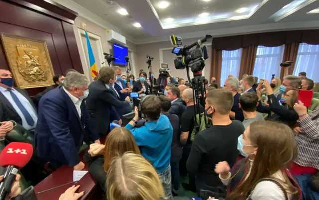 Больной коронавирусом депутат пришел на заседание Киевского облсовета и спровоцировал драку