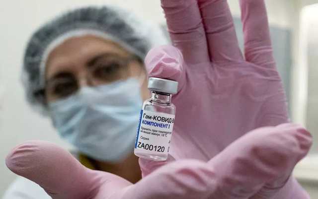 В России заявили, что их вакцина дольше действует, чем вакцина Pfizer