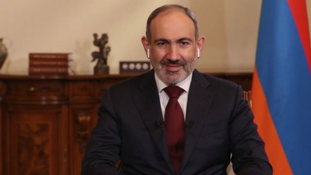 В Армении священник не подал руки Пашиняну и выгнал его из церкви