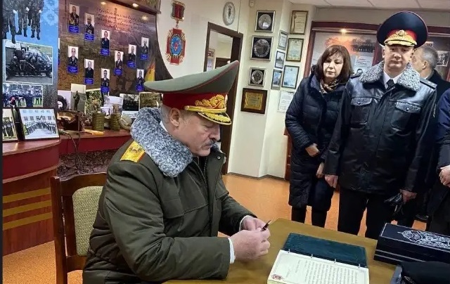Лукашенко приняли в ОМОН и вручили черный берет