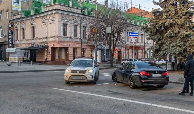 В Днепре пьяная женщина на BMW бросила в полицейскую бутылкой