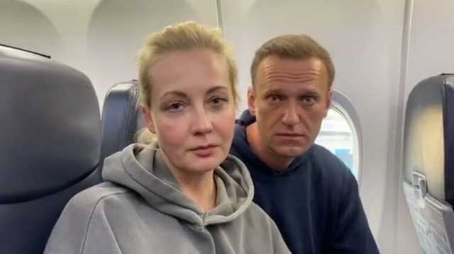 "Мальчик, водочки нам принеси". Навальный с женой записали видео из самолета в Москву