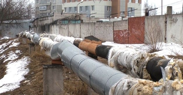 Как эротично греют руки на угле?