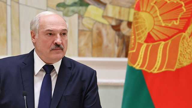 Лукашенко в одной сорочке окунулся в прорубь и напугал собачку
