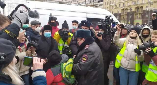 В Москве на митинге жестко задержали ребенка. Взрослые и не пытались помешать