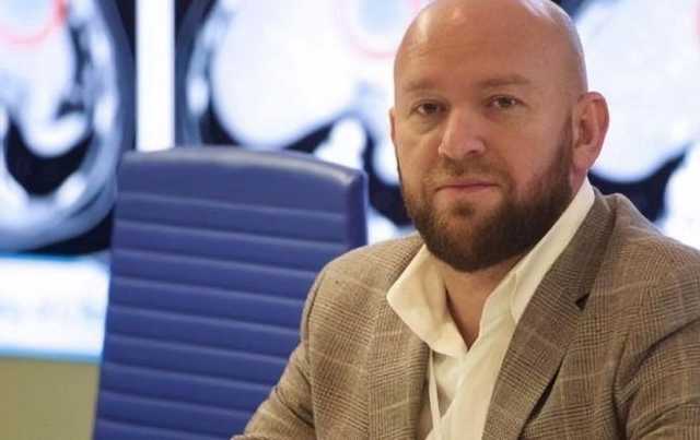 Как выдать себя за врача, не имея диплома: мастер-класс от Романа Гольдмана