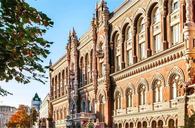Очень дорогой английский: Шевченко покрывает подозрительные закупки Нацбанком услуг переводчиков