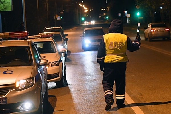 Российский полицейский попался на взятке живым бараном
