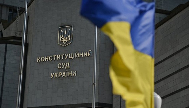 Миллионеры из Конституционного Суда хотят отсудить у налогоплательщиков 1,3 млн грн