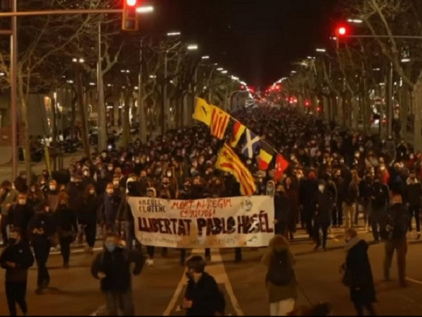 Десятки людей ранены в ходе протестов, вспыхнувших в Испании после ареста рэпера