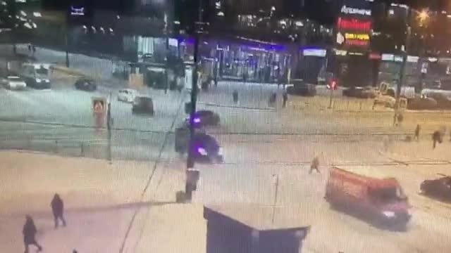 Водитель Porsche сбил россиянина на переходе и выстрелил в него четыре раза