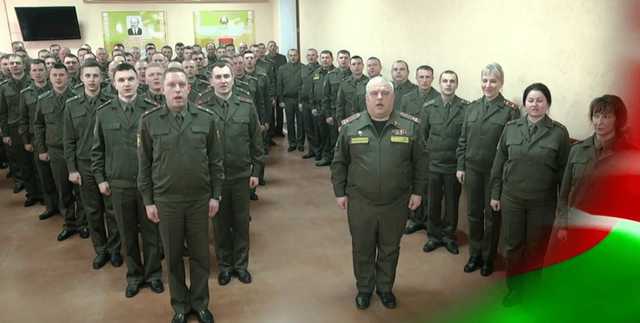 В военкоме Беларуси устроили флешмоб с передачей "заряда энергии" от Лукашенко