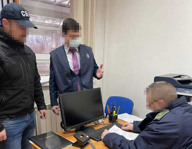 Инспектору таможенного поста «Солотвино» вручили подозрение за сбор взяток
