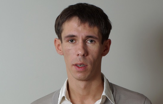 Алексей Панин абсолютно голым обратился к россиянам с испанской скалы