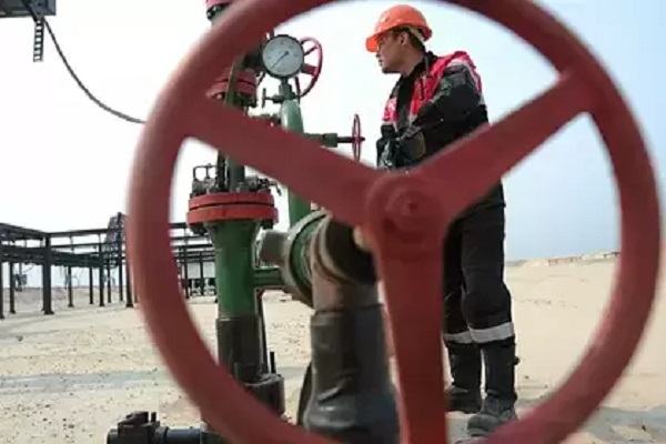 На российском нефтяном месторождении прорвало трубопровод