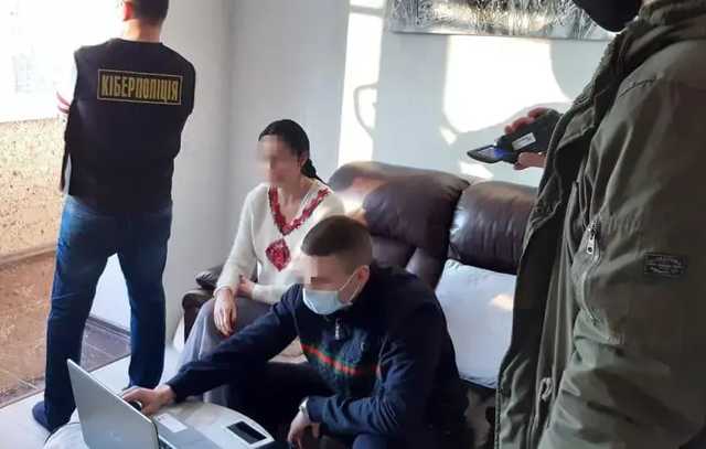Во Львове девушка продавала интимные фото, ей грозит тюрьма