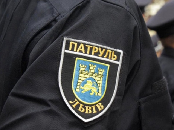 Зашел в туалет и выстрелил себе в голову: львовский полицейский покончил с собой