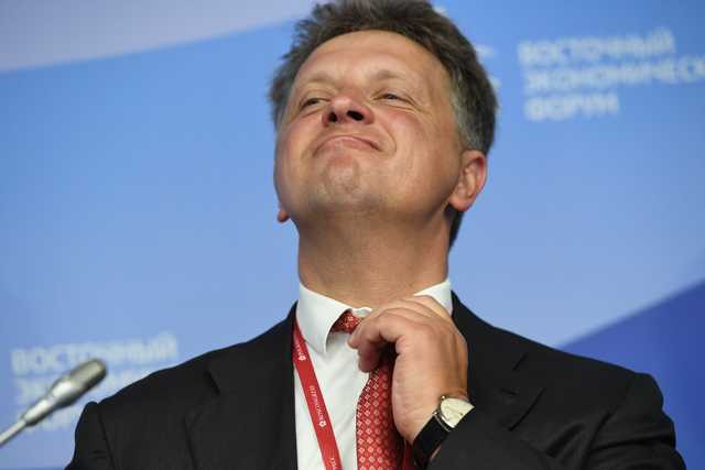 Слитый из правительства Максим Соколов обзавёлся ручным решалой