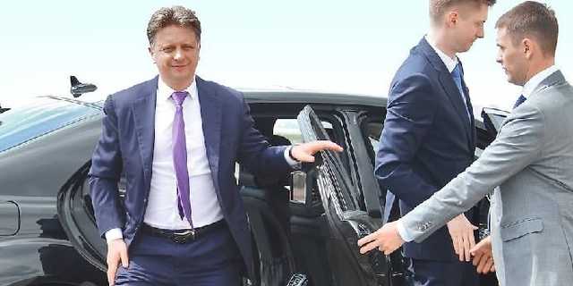Советник от генералов с кабинетом в Смольном