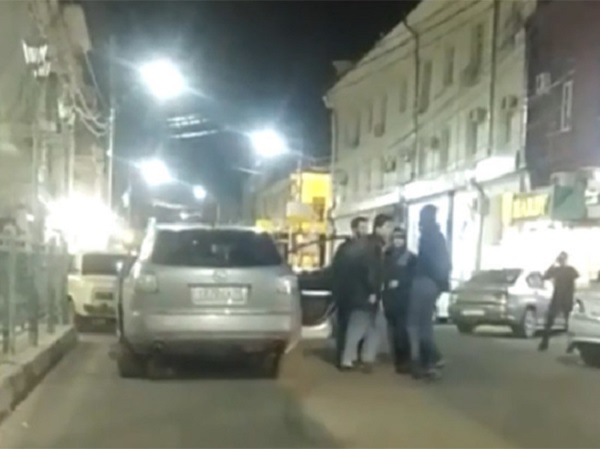 В Краснодаре молодых людей избили за лезгинку на дороге