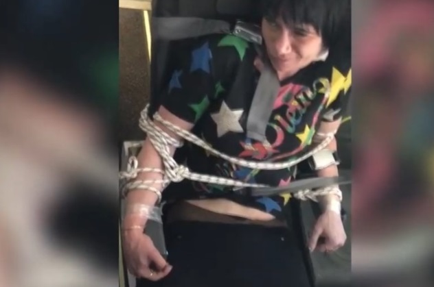 Пассажиры авиарейса Владивосток — Новосибирск привязали веревками к креслу свою попутчицу
