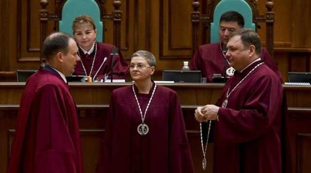 Судьи КС взяли помощниками своих жен и родственников коллег