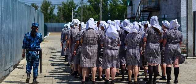 Брили налысо и били ногами по лицу: что происходит в женских колониях России