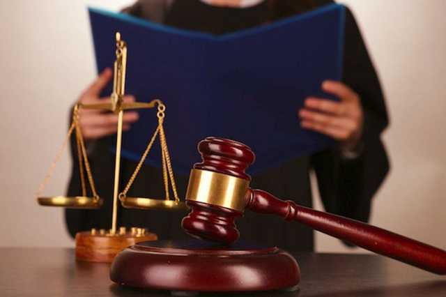 Двое торговцев разрешениями на оружие сели под домашний арест