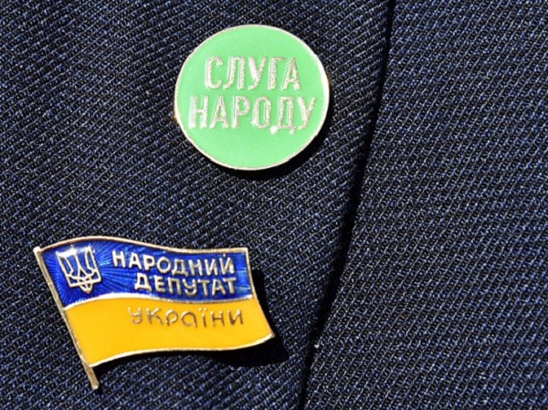 Несмотря на созыв внеочередной Рады «слуги народа» разлетаются на отдых