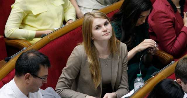"Слуга народа" Анна Колесник: "Нужно сваливать из этой страны"