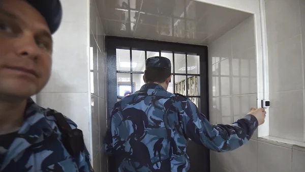 Дениса Маякова бьют по площадям