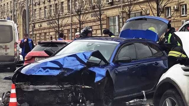 В Москве произошло масштабное ДТП с авто известного блогера и служебной машиной Пескова