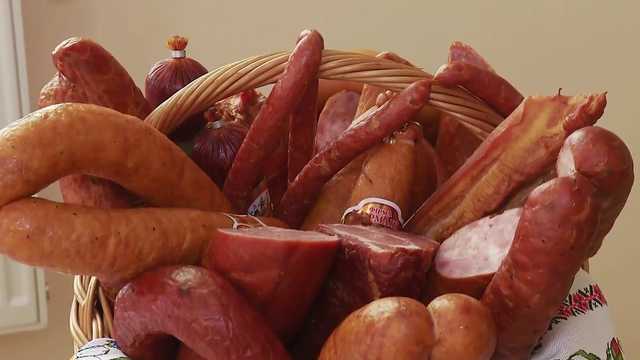 В Украине продают колбасу с червями: известный мясокомбинат "попался" дважды